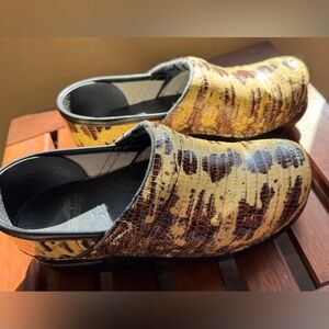 Women’s Dansko Faux Snake Skin Print Size 36